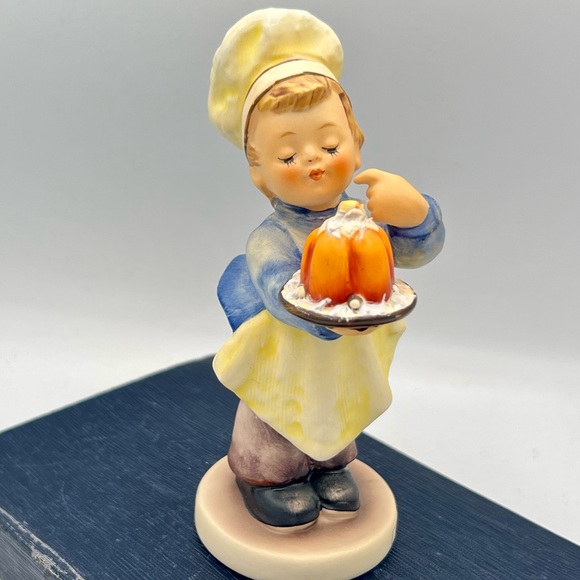 HUMMEL figurine #128 Baker boy tasting dessert 4.5”